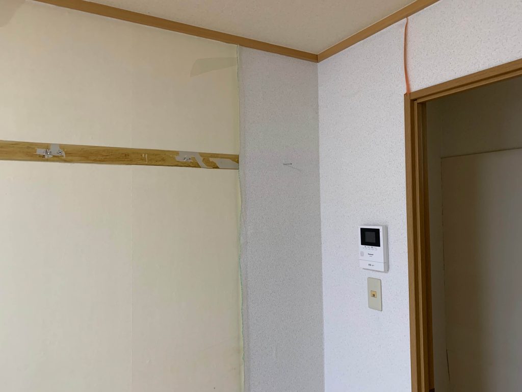 壁紙張替　施行中